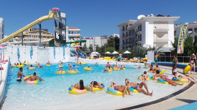 waterparks with wave pools